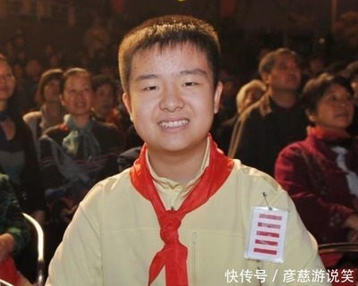 9年了,"五道杠少年"上了民办大学,"不屑弟"却考进哈佛大学