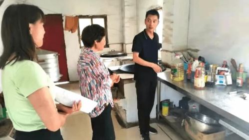 邓州市龙堰乡中心校联合市场监管所对民办学校食品安全工作突击检查