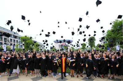 “最美民办大学”毕业典礼 陈一丹寄语学生带三分“傻气”