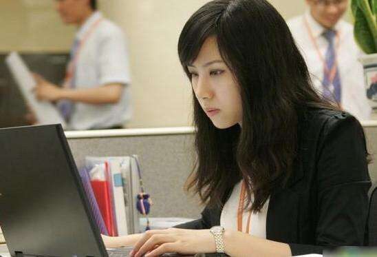 贫困学生考上民办2本,学杂费一年两万六,父母该不该供她去读?